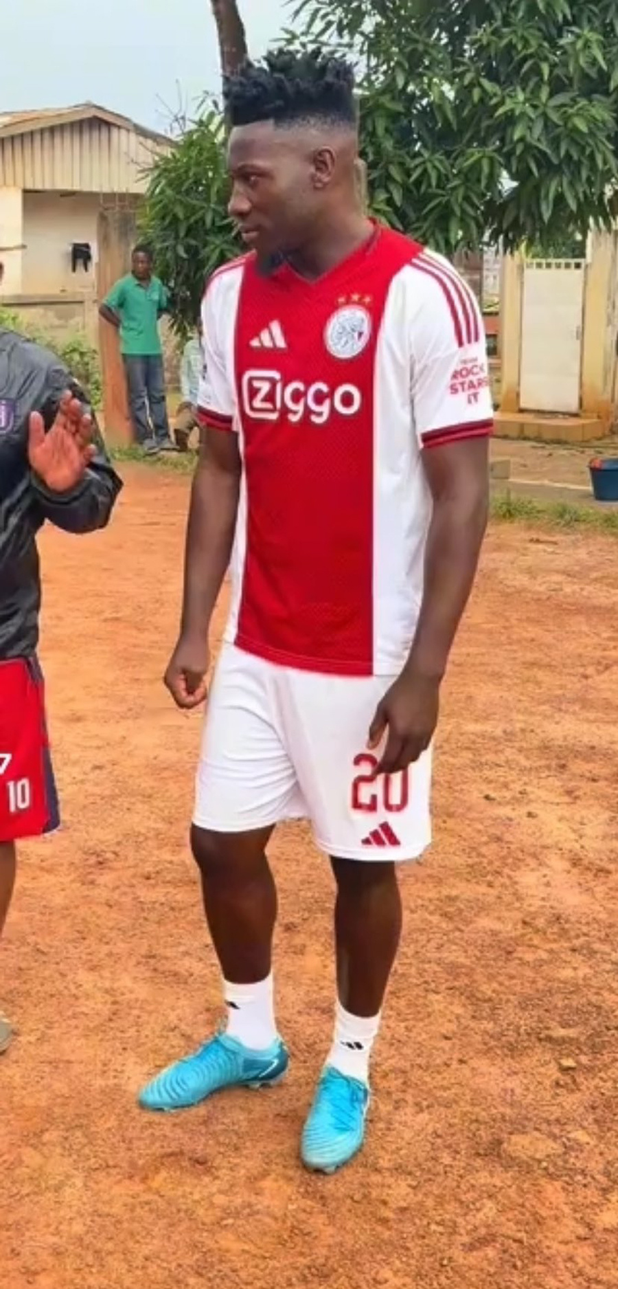 大马丁决定留在维拉球员曾与曼联有传闻的简单介绍