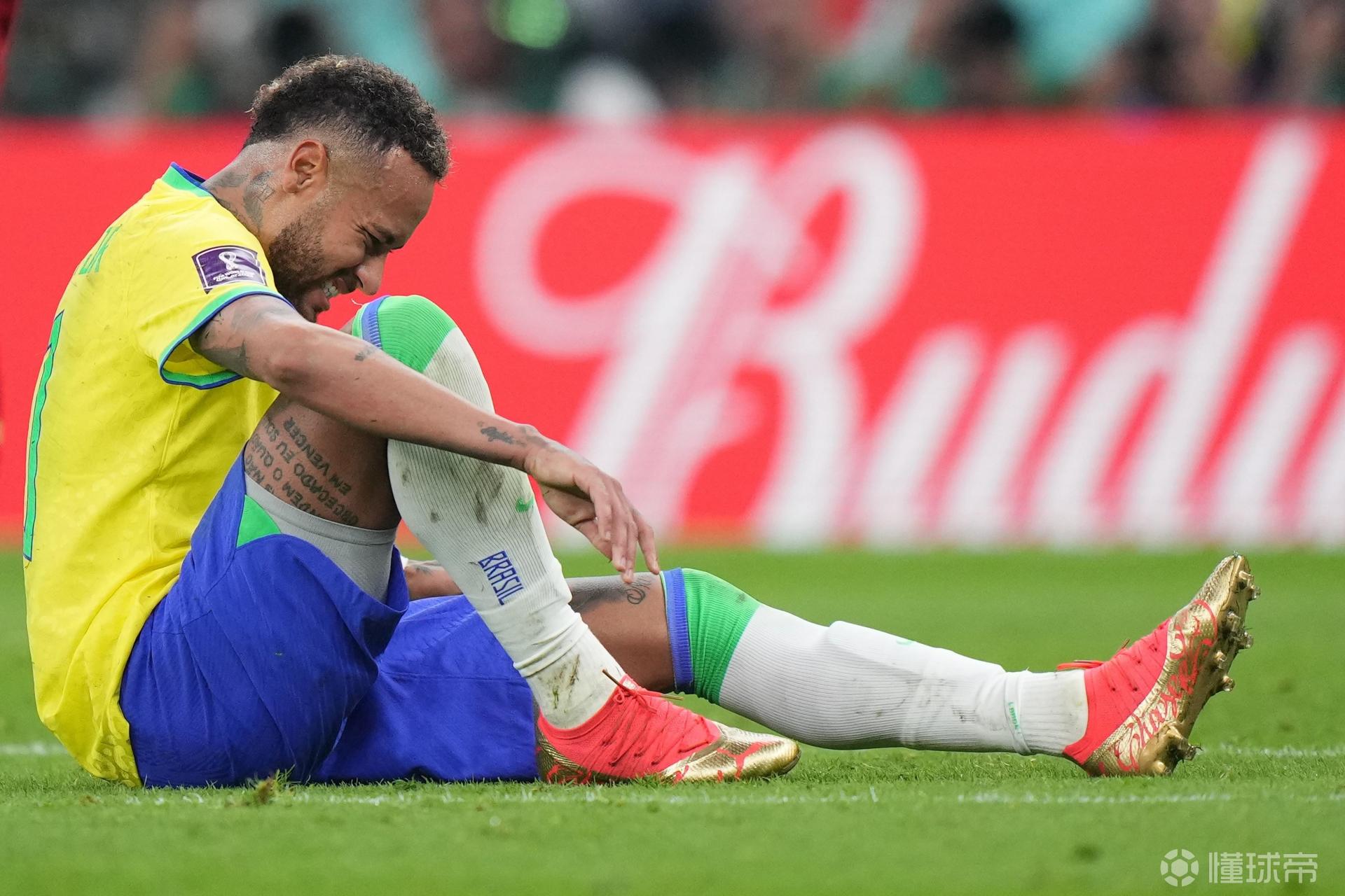 包含内马尔在电视机前观看世预赛未能重返国家队的词条