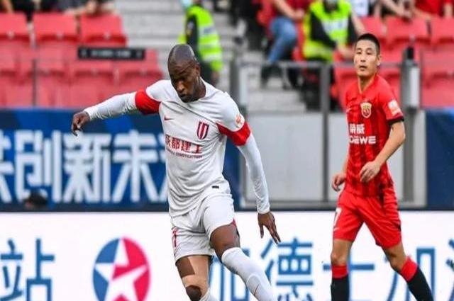 关于中超深圳新鹏城1-2武汉三镇帕拉西奥斯造点+破门图多列点射建功的信息