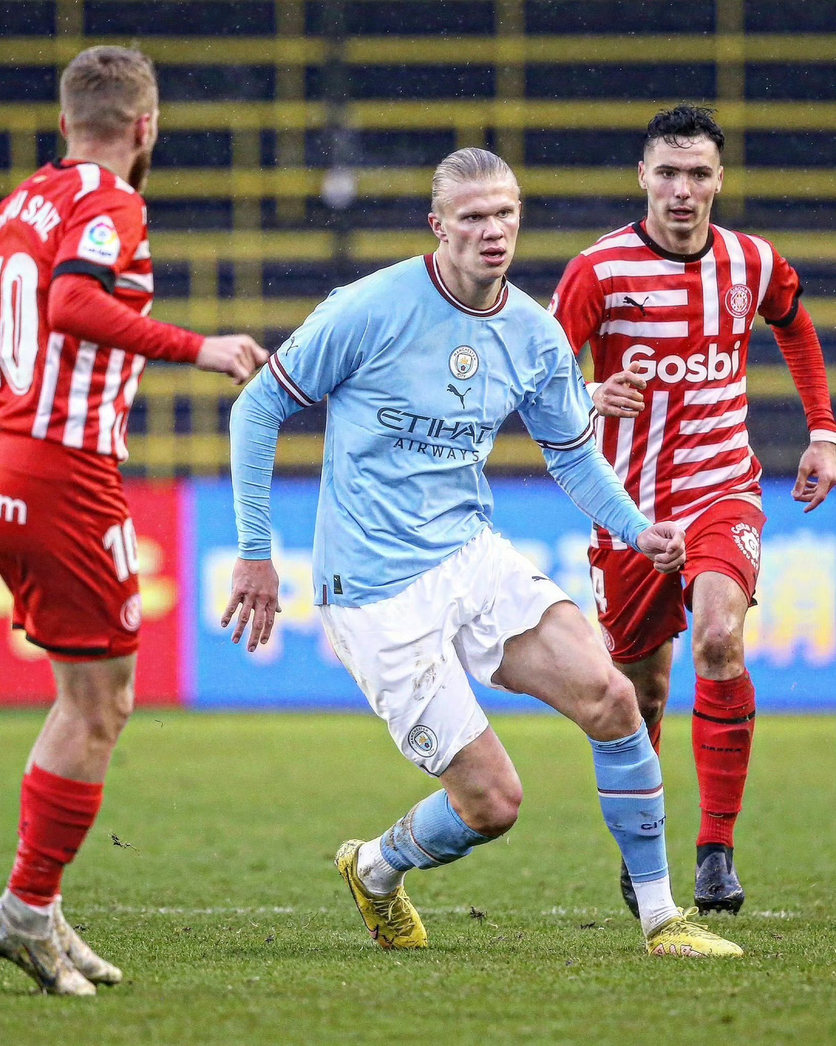 包含曼城拒绝罗马对埃切维里的报价俱乐部更愿意租借到赫罗纳的词条