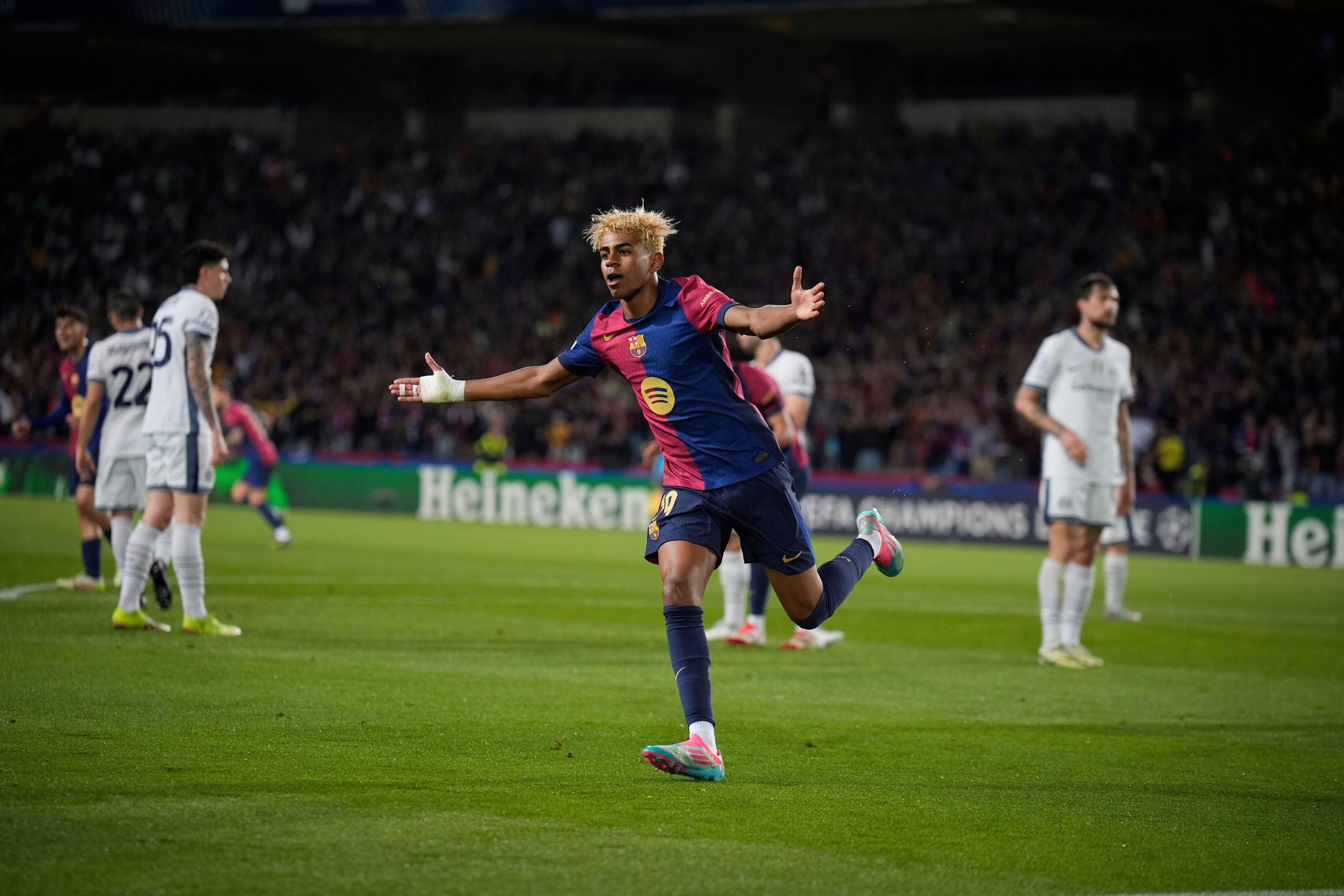 包含巴萨对邓弗里斯的态度认真而邓弗里斯对国米而言是核心球员的词条