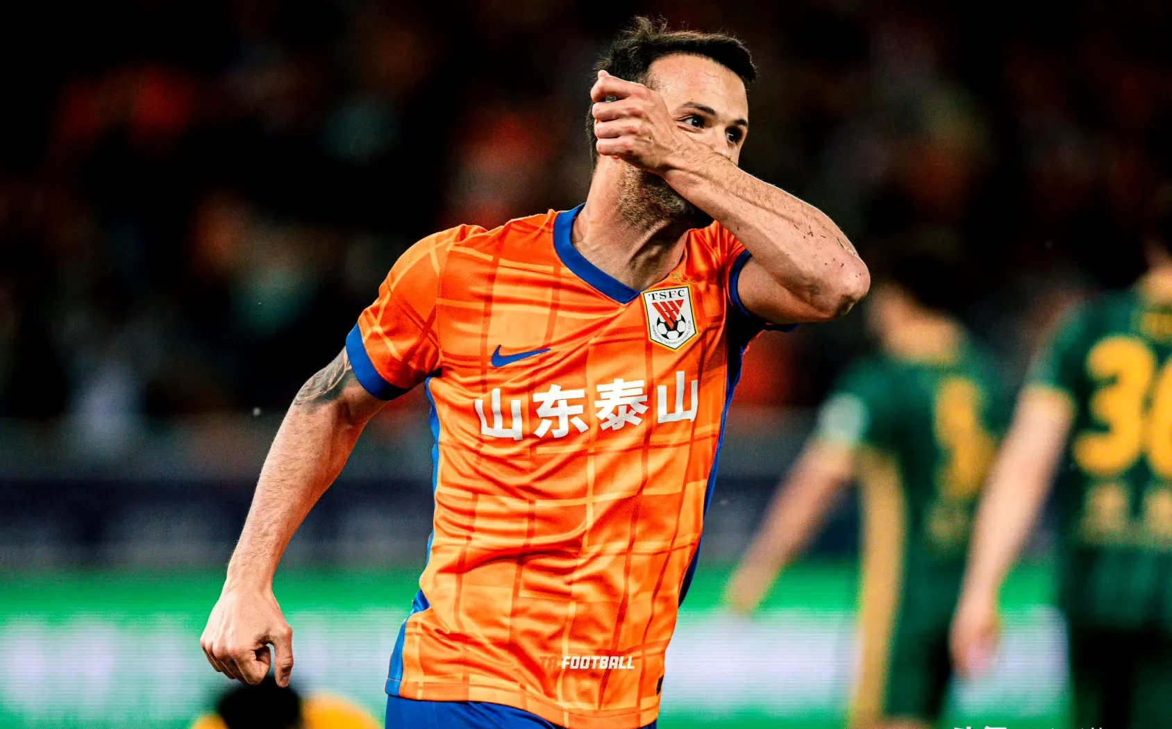 包含中超大连英博2-0山东泰山刘祝润破门拉布亚德传射建功的词条