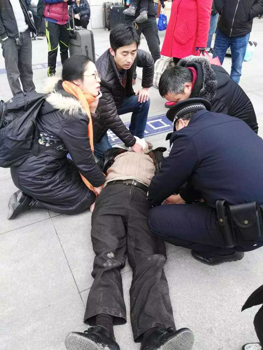 申花球迷医生跪地救人患者已脱离生命危险的简单介绍  第1张