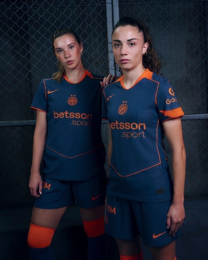 国米发布新赛季第三球衣雷霆灰作为主色调的简单介绍