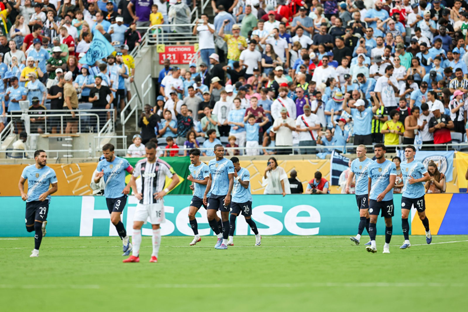 包含曼城将把季票持有者迁出北看台引发部分球迷不满的词条