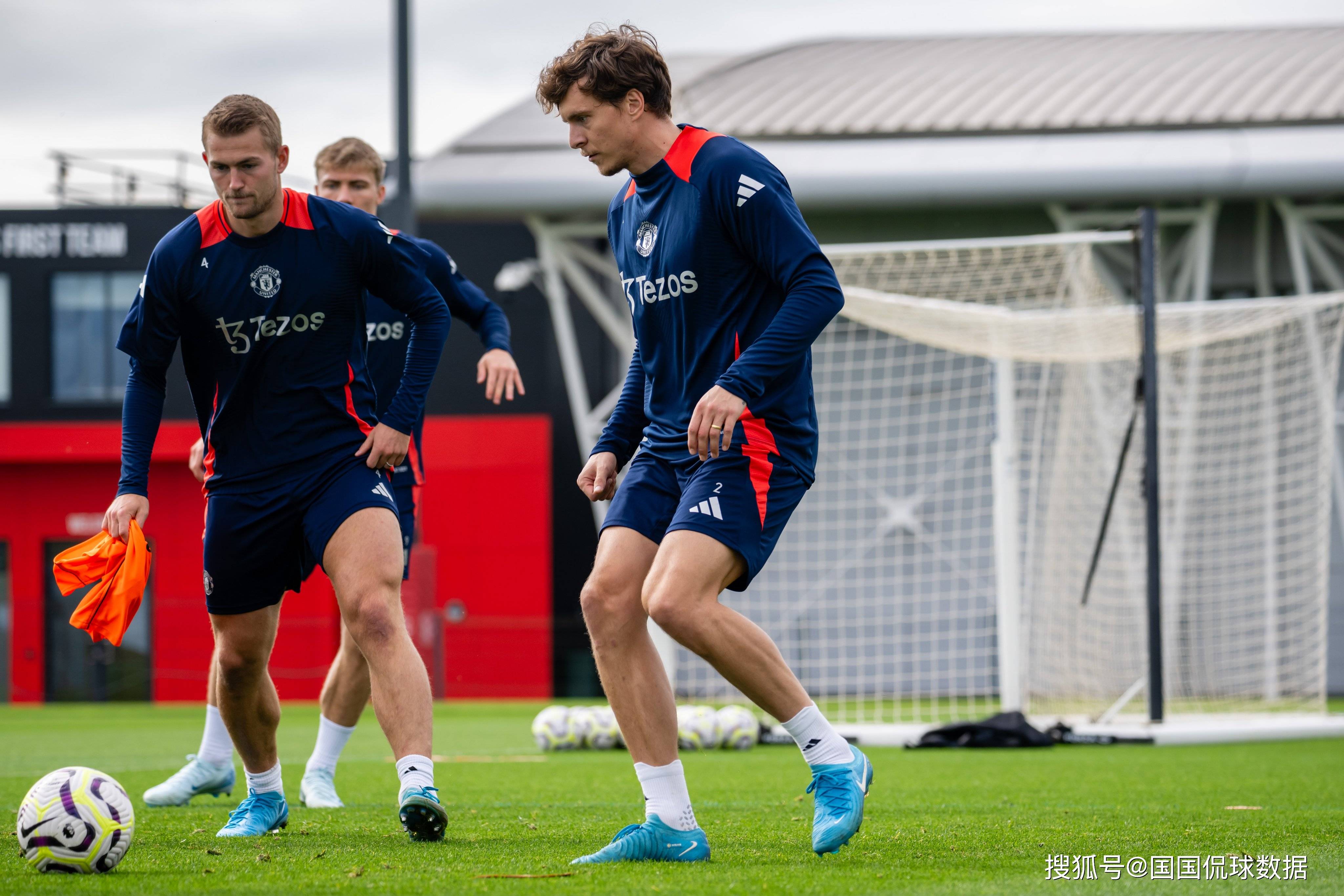 包含英超热刺2-2曼联姆伯莫破门德利赫特补时绝平的词条