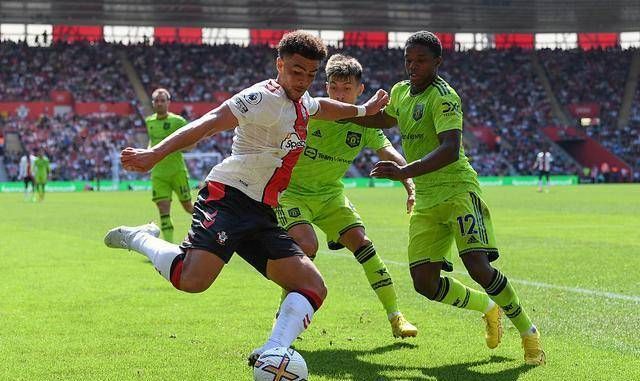 曼联球员在马来西亚骑车遇尴尬事件无奈寻求当地球迷帮助的简单介绍  第1张