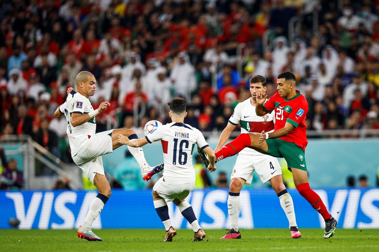 斯洛特退出联赛教练协会颁奖典礼并向晋级服务部门表达致敬的简单介绍