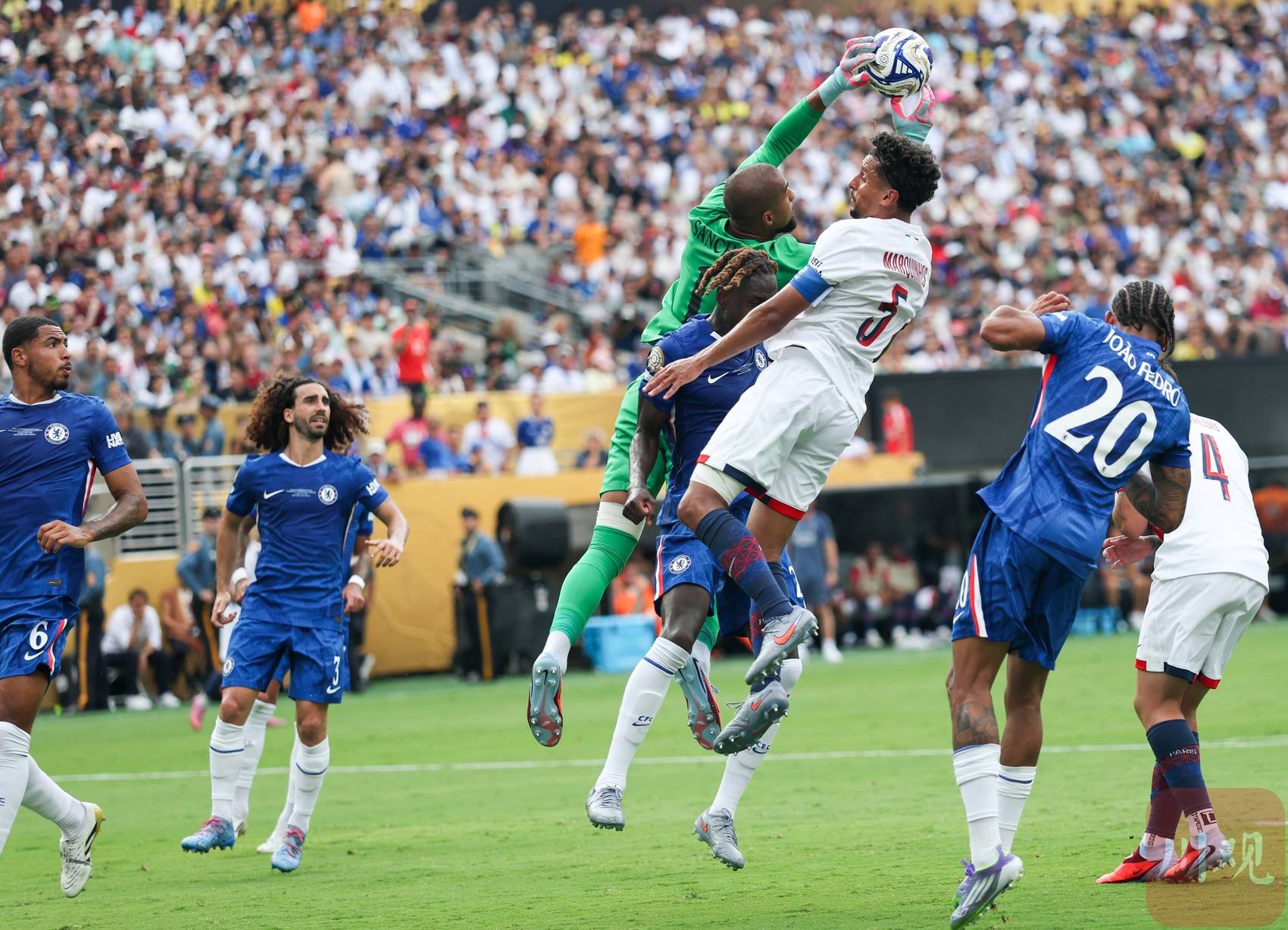 世俱杯切尔西3-0巴黎圣日耳曼蓝军夺冠的简单介绍  第1张