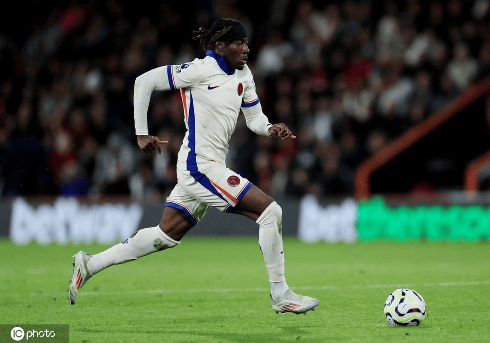 包含阿森纳在与切尔西商谈马杜埃凯转会费枪手已经获得球员意愿的词条