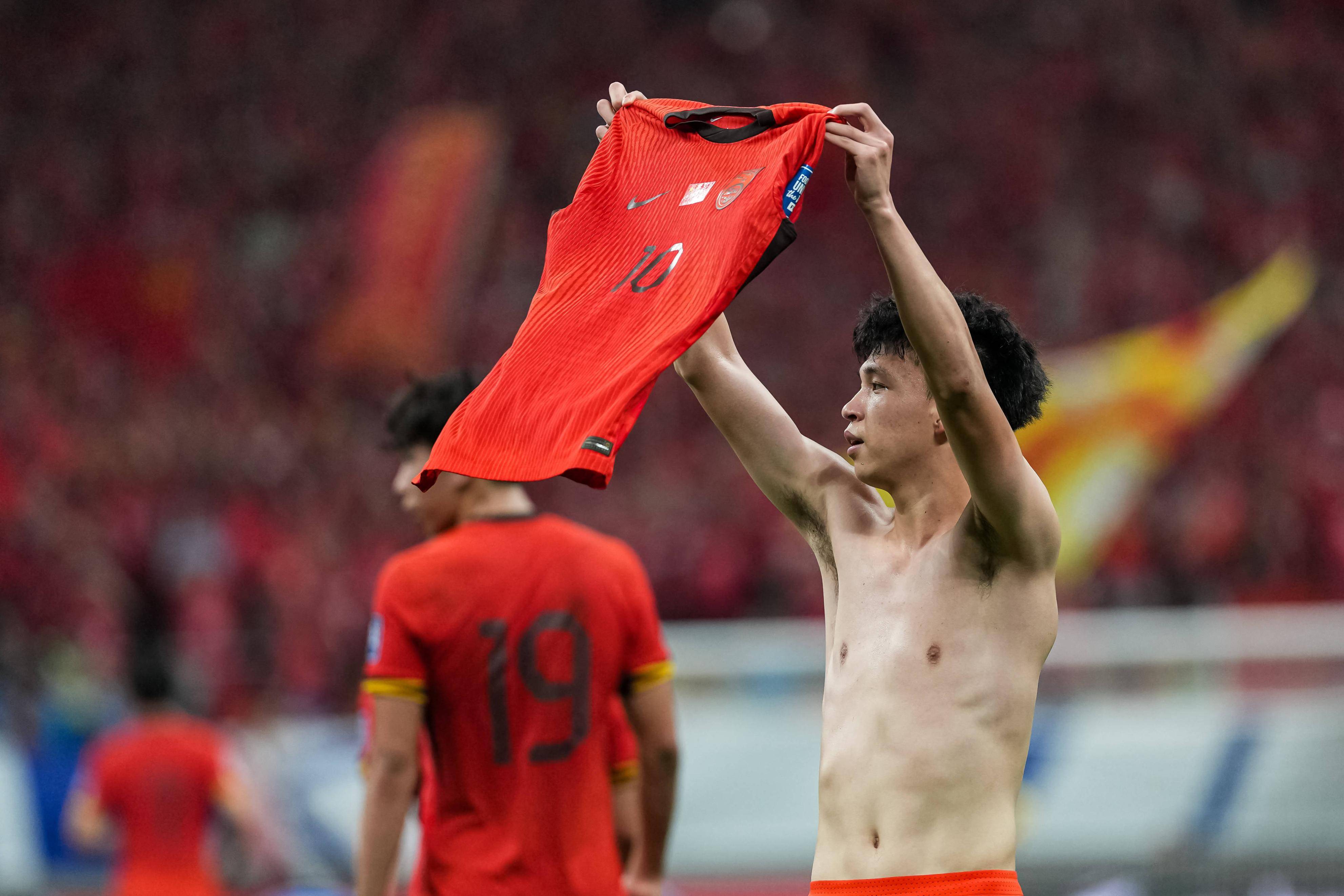 国足补招归化球员侯永永因多位球员受伤预计缺席的简单介绍  第2张