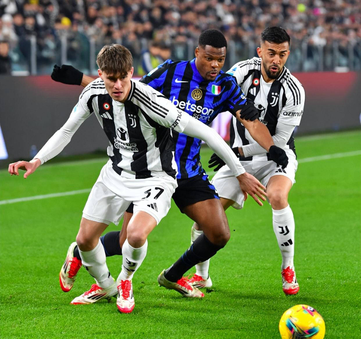 包含友谊赛尤文图斯2-2雷吉亚纳弗拉霍维奇破门小孔塞桑建功的词条  第1张