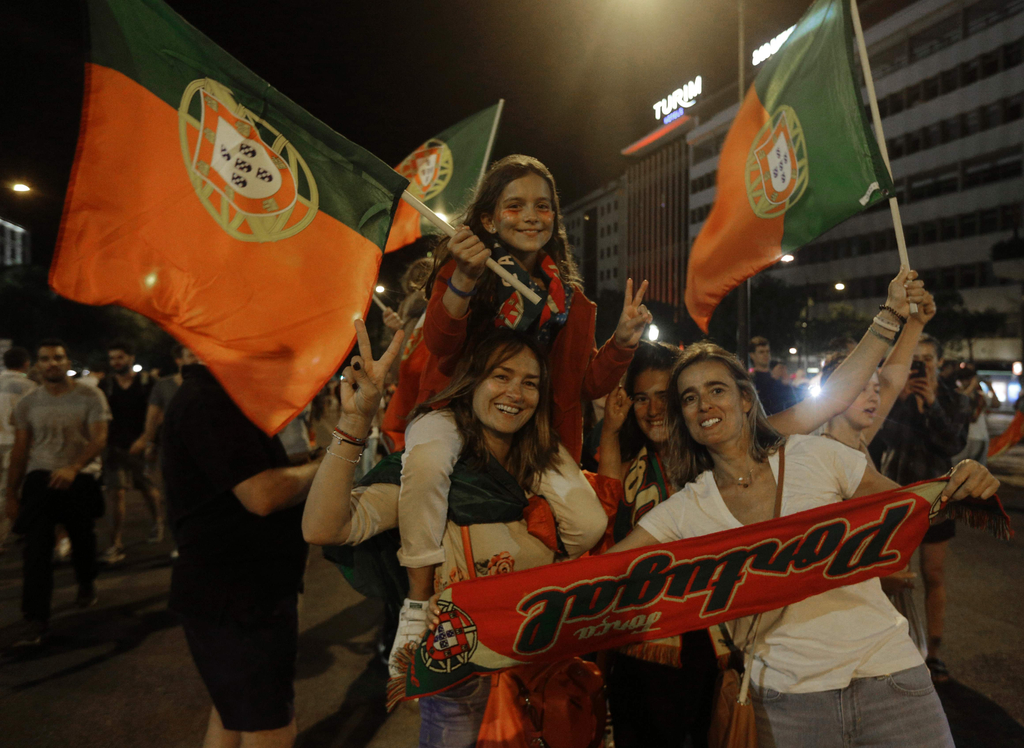 包含葡萄牙球员在大巴上唱歌庆祝夺冠与球迷互动的词条