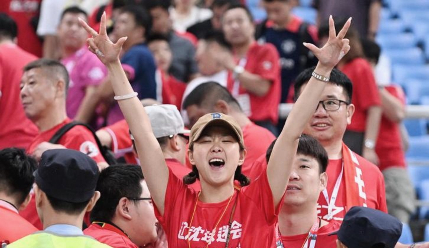 夺冠后铁人将士花车巡游答谢球迷支持提前冲超成功的简单介绍  第1张